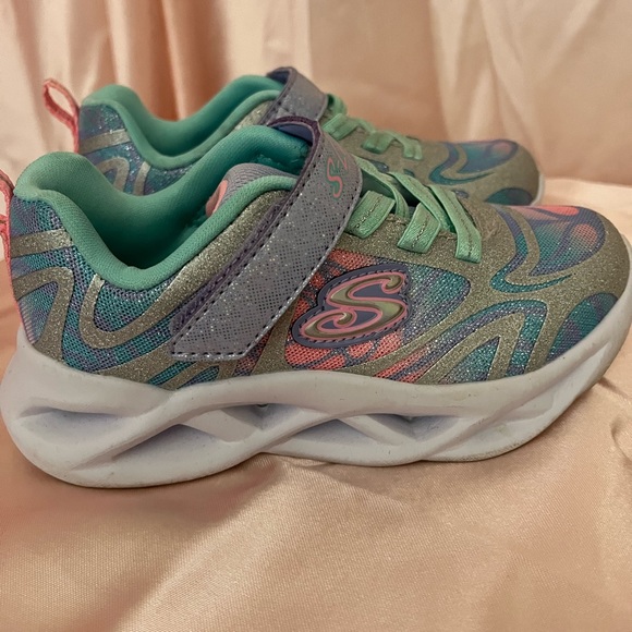 Toddler girl light up skechers size 10. - Picture 2 of 3